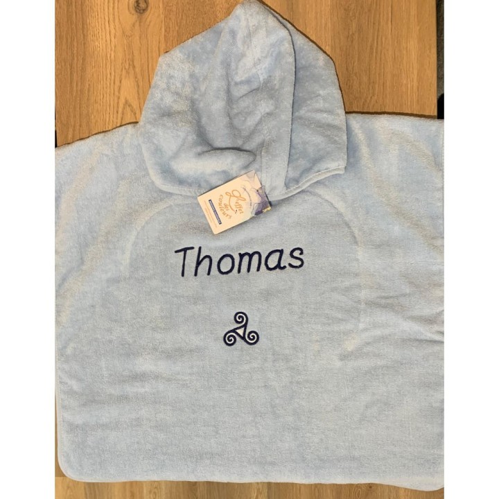 Poncho de bain bleu clair bébé personnalisé prénom Thomas avec motif triskèle