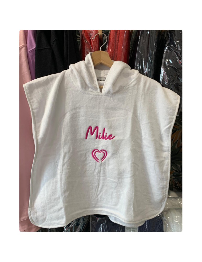 Poncho de bain blanc bébé personnalisé prénom Milie avec motif cœurs imbriqués