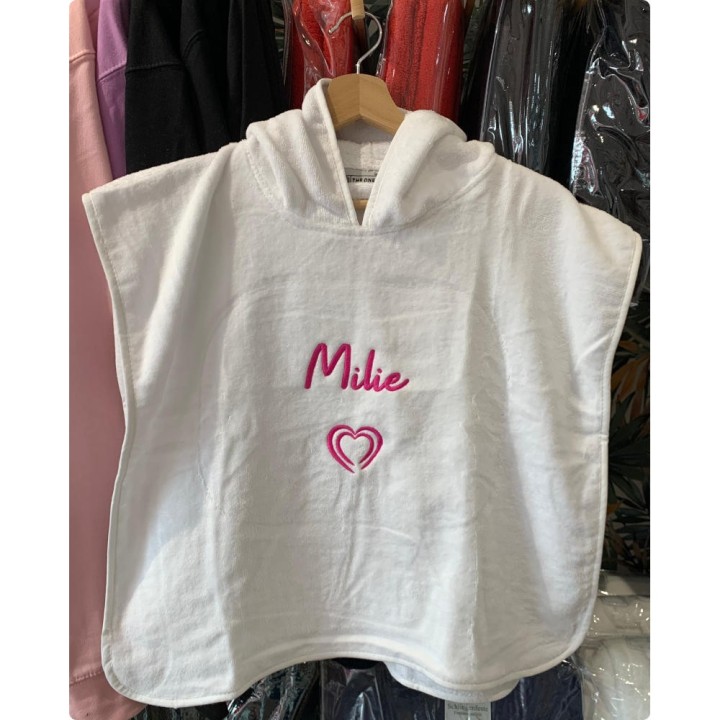 Poncho de bain blanc bébé personnalisé prénom Milie avec motif cœurs imbriqués