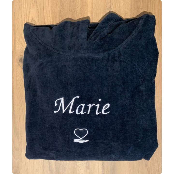 Poncho de bain Bleu marine personnalisé prénom Marie avec motif main sur le cœur