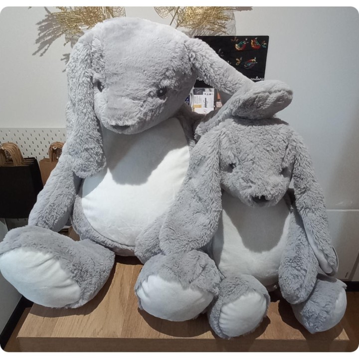 Comparaison de taille entre une peluche géante et une peluche standard