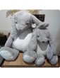 Comparaison de taille entre une peluche géante et une peluche standard