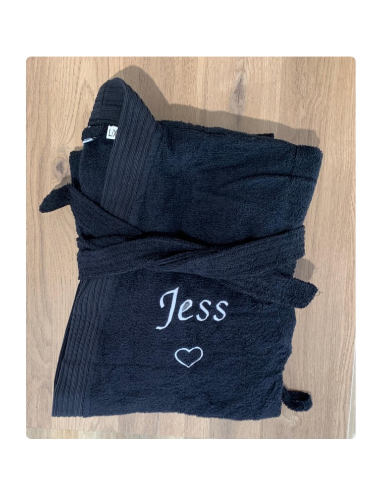 Peignoir noir personnalisé avec prénom Jess et motif cœur en position cœur