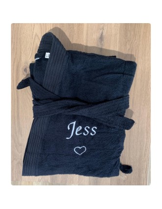 Peignoir noir personnalisé avec prénom Jess et motif cœur en position cœur