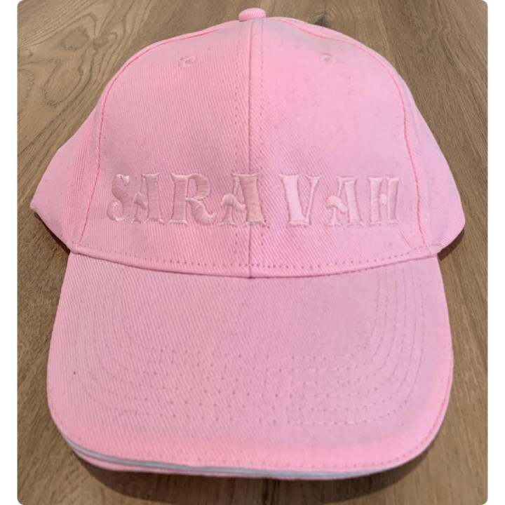 Casquette rose personnalisée avec le texte SARAVAH