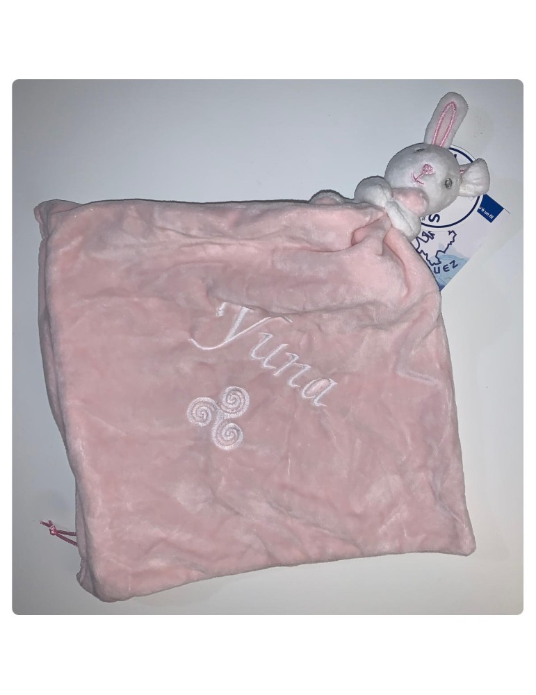 Doudou lapin rose personnalisé prénom Yuna et motif Triskèle