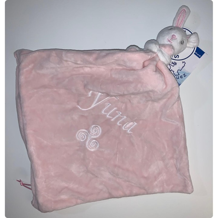 Doudou lapin rose personnalisé prénom Yuna et motif Triskèle