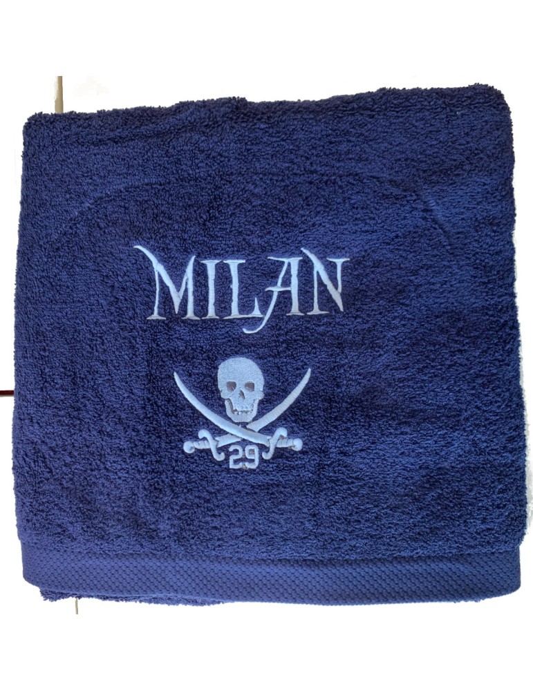 Drap de bain bleu marine personnalisé prénom Milan et motif corsaire du Finistère