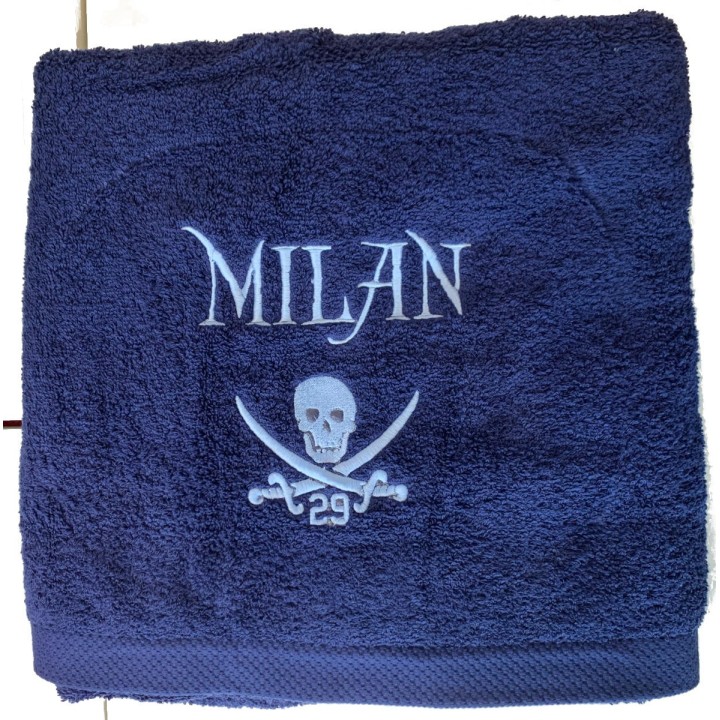 Drap de bain bleu marine personnalisé prénom Milan et motif corsaire du Finistère