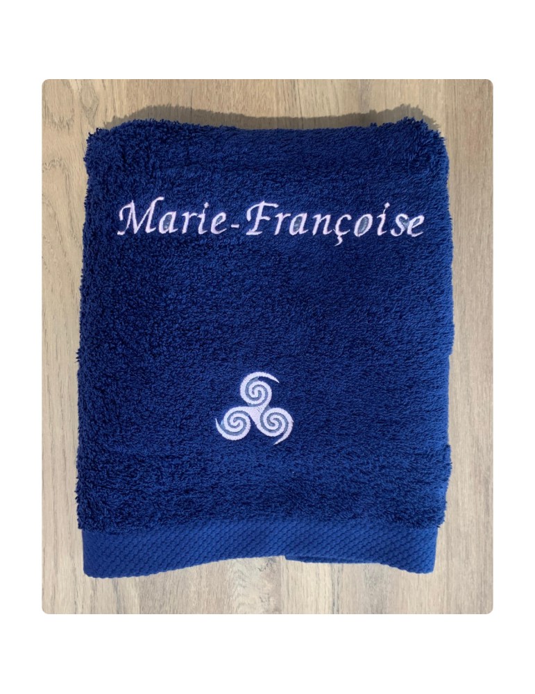 Drap de bain bleu marine personnalisé prénom Marie-Françoise avec motif Triskel Tribal