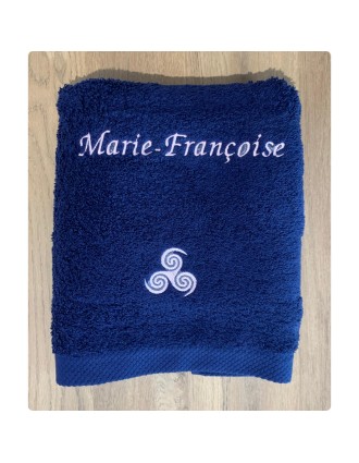Drap de bain bleu marine personnalisé prénom Marie-Françoise avec motif Triskel Tribal