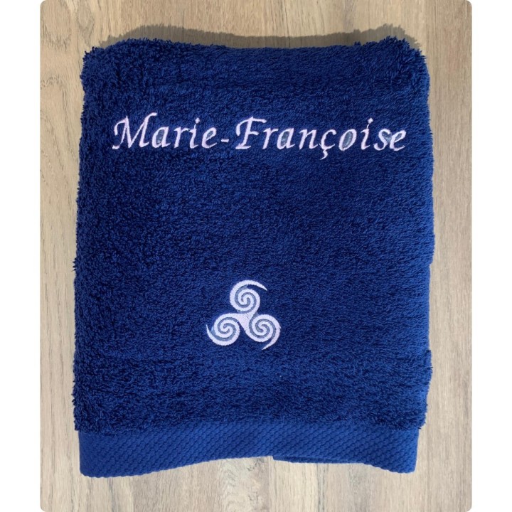 Drap de bain bleu marine personnalisé prénom Marie-Françoise avec motif Triskel Tribal