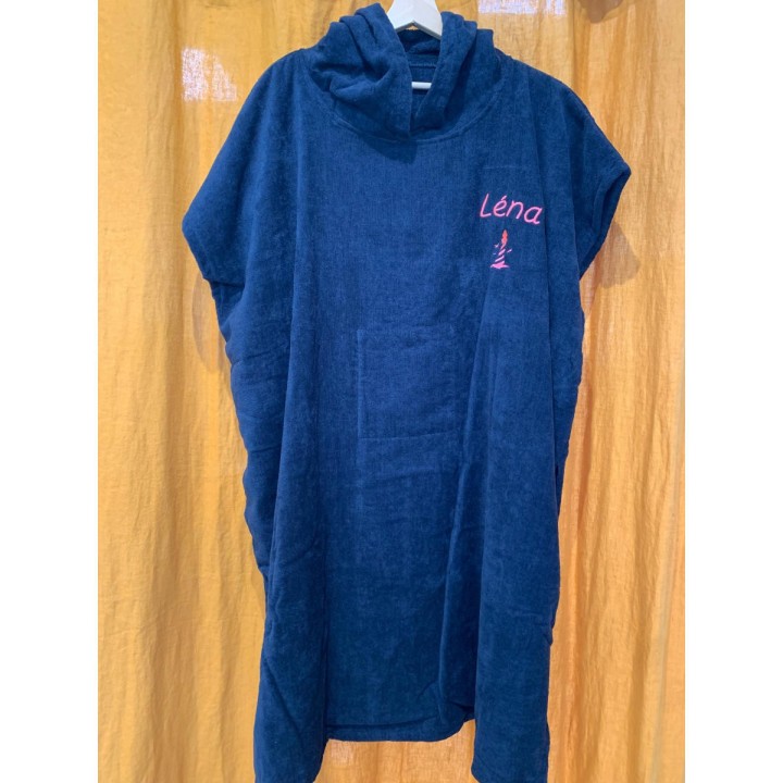Poncho bleu marine personnalisé avec le prénom Léna et un motif phare