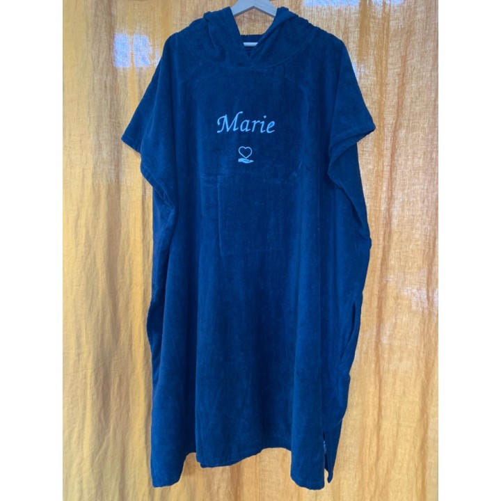 Poncho de bain bleu marine adulte personnalisé avec prénom Marie et motif cœur sur la main
