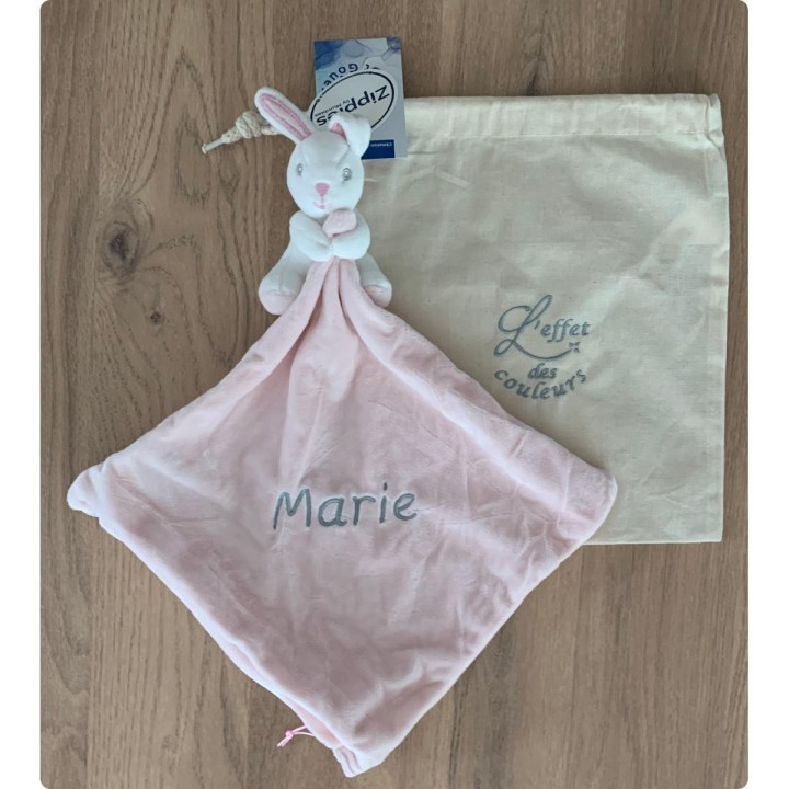 Doudou lapin rose personnalisé prénom Marie & son sac de transport