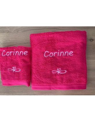 Drap de bain et serviette fuchsia personnalisées prénom Corinne et motif amour infini