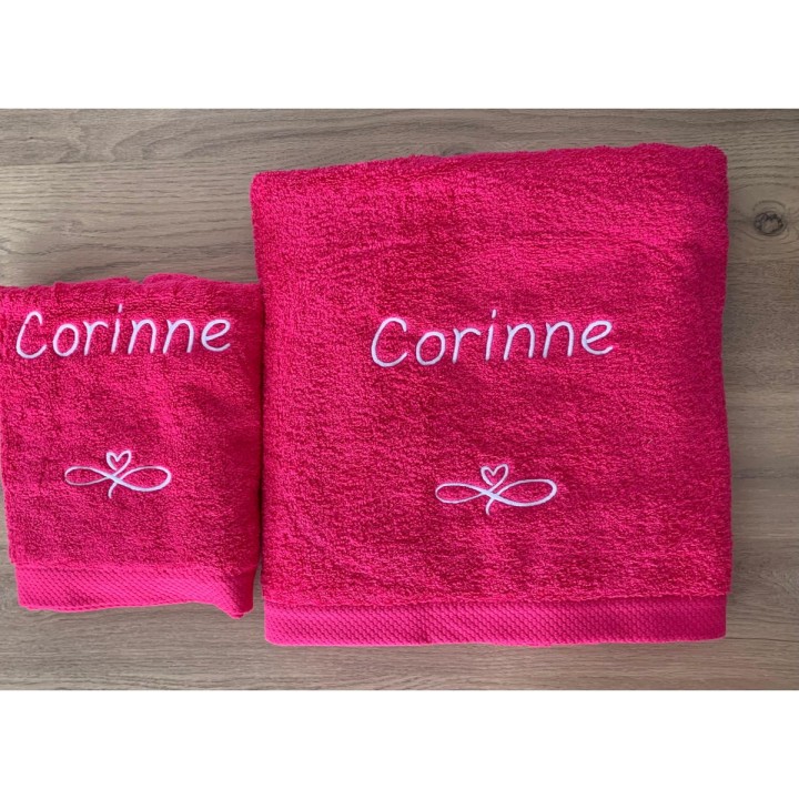 Maxi drap de bain fuchsia personnalisé prénom Corinne et motif amour infini