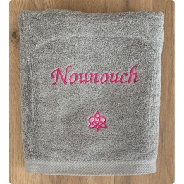 Drap de bain gris clair personnalisé texte Nounouch et motif amour dans la famille