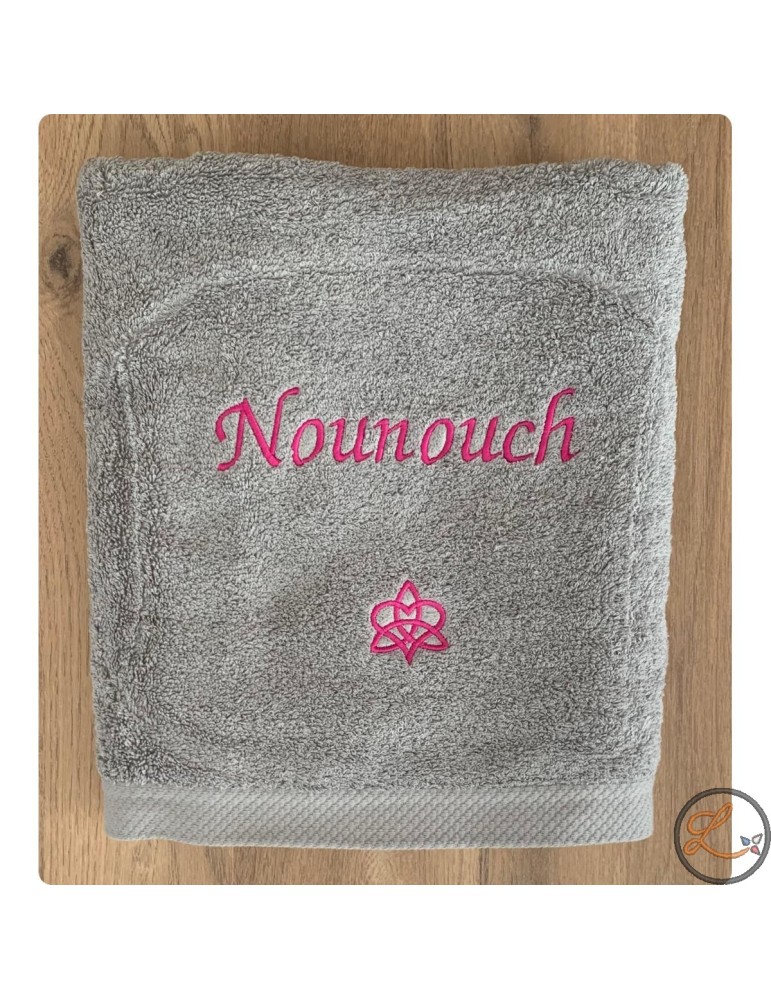 Drap de bain gris clair personnalisé texte Nounouch et motif amour dans la famille