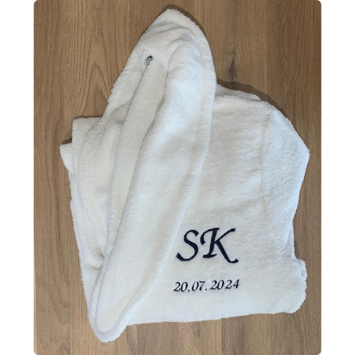 Peignoir blanc col châle personnalisé initiales brodées côté cœur et date.