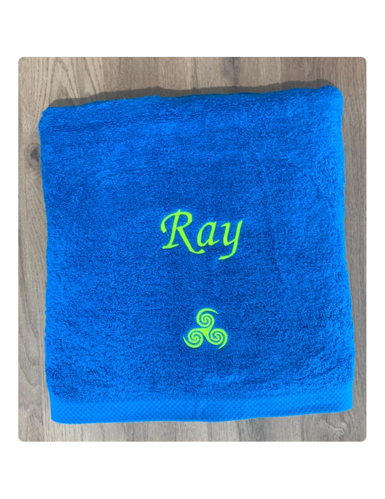 Drap de bain bleu turquoise prénom Ray et triskèle tribal