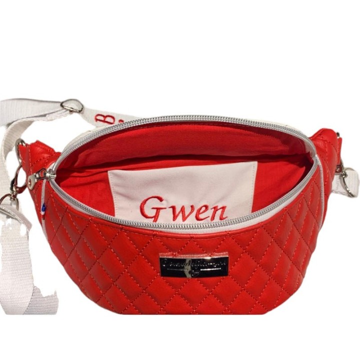 Sac banane femme rouge et blanc avec poche plaquée personnalisée prénom Gwen
