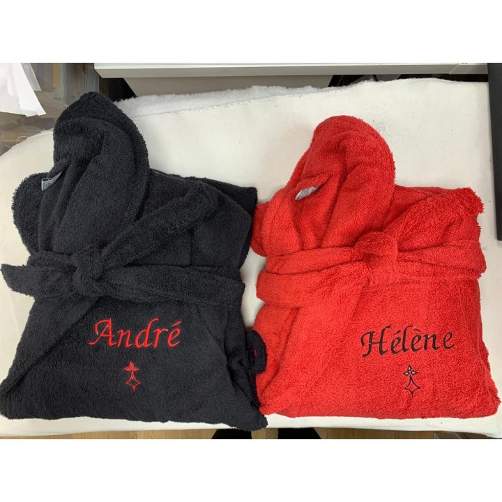 Peignoir noir personnalisé prénom et peignoir rouge personnalisé prénom avec motif hermine