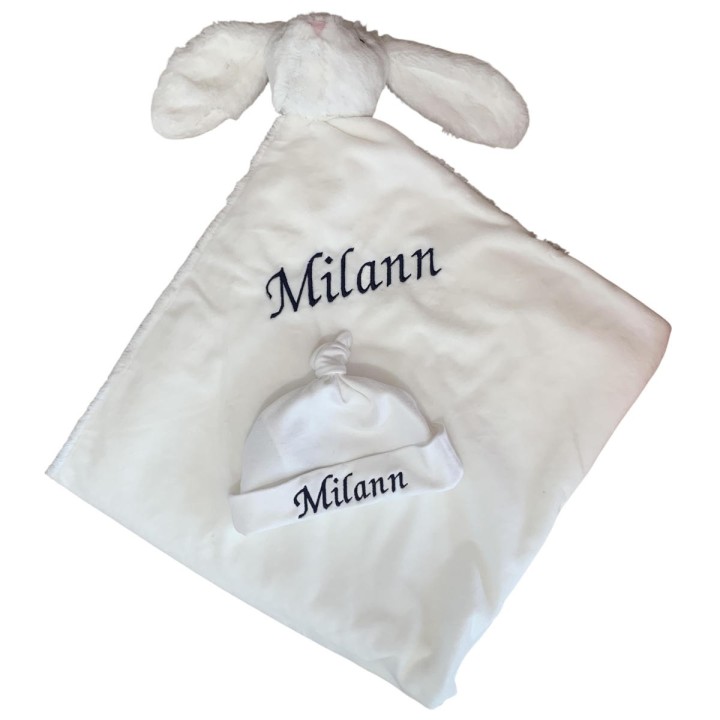 Doudou couverture personnalisée avec broderie prénom réalisée à Gouesnou en Bretagne.