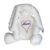 Peluche personnalisée lapin blanc avec le prénom brodé Lucas dans un cœur