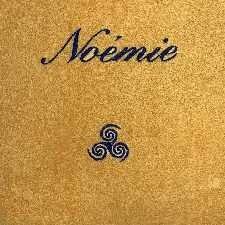Broderie prénom Noémie avec motif triskèle tribal sur Drap de bain 70x140 cm jaune soleil