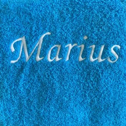 Broderie prénom Marius sur serviette bleu turquoise