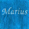 Broderie prénom Marius sur serviette bleu turquoise