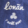 Broderie prénom Lonan avec motif triskèle et date de naissance sur drap de bain 100x150 cm bleu marine