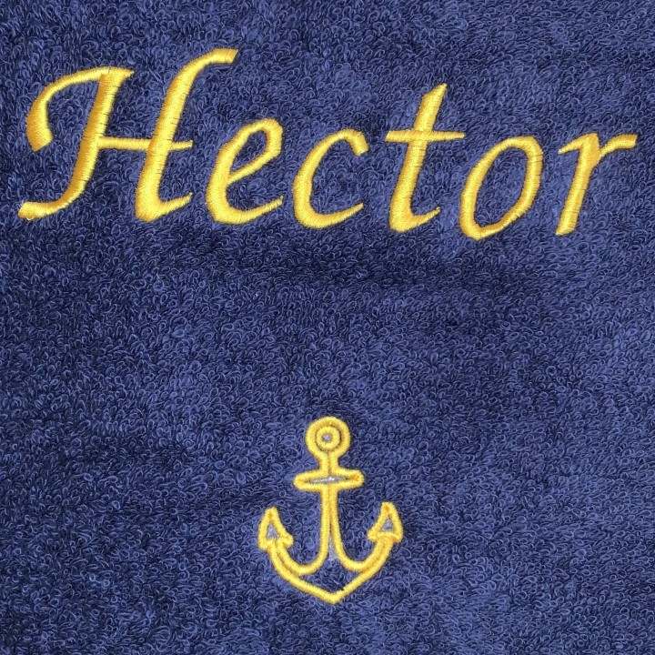 Broderie prénom Hector avec motif ancre marine sur serviette de bain bleu marine