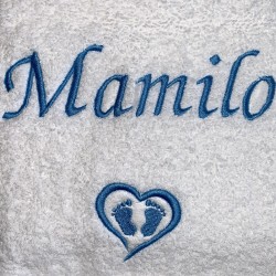 Broderie texte Mamilo avec motif naissance cœur et pieds de bébé sur serviette de bain blanche