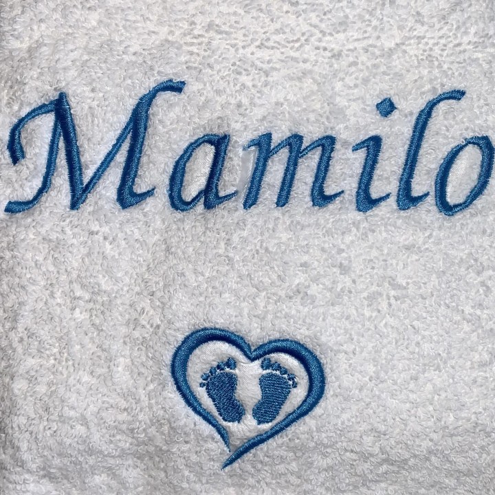 Broderie texte Mamilo avec motif naissance cœur et pieds de bébé sur serviette de bain blanche