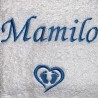 Broderie texte Mamilo avec motif naissance cœur et pieds de bébé sur serviette de bain blanche