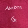Broderie prénom Ambre avec motif fée sur serviette de bain fuchsia