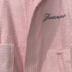 Broderie prénom Jeanne sur peignoir rose