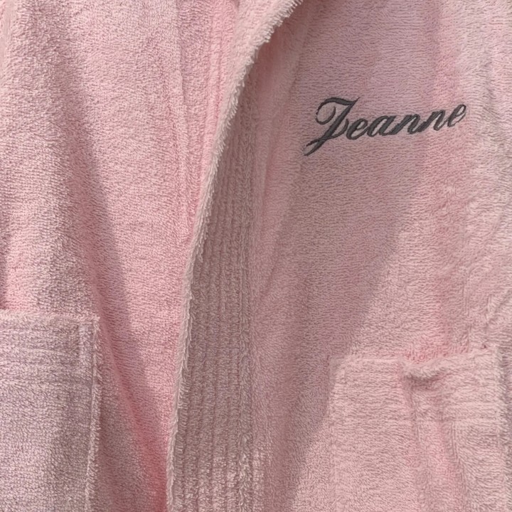 Broderie prénom Jeanne sur peignoir rose