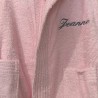 Broderie prénom Jeanne sur peignoir rose