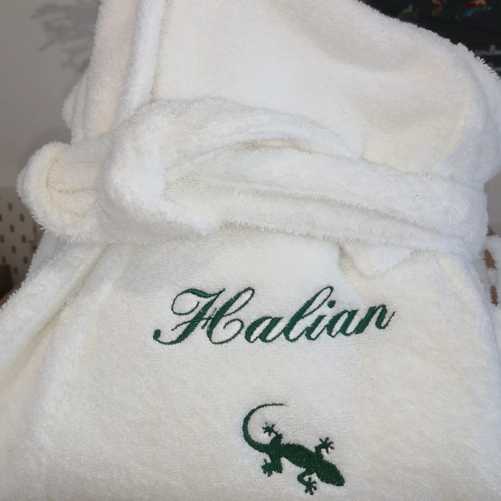 Broderie prénom avec motif gecko sur peignoir blanc