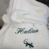 Broderie prénom avec motif gecko sur peignoir blanc