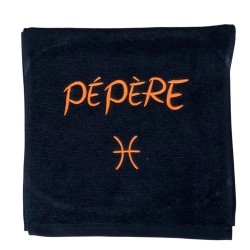 Serviette de sport noire personnalisée et brodée avec le texte Pépère en orange et un motif signe astrologique
