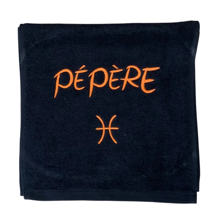 Serviette de sport noire personnalisée et brodée avec le texte Pépère en orange et un motif signe astrologique