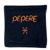 Serviette de sport noire personnalisée et brodée avec le texte Pépère en orange et un motif signe astrologique