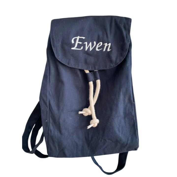 Mini sac à dos bleu marine en coton bio personnalisé avec prénom brodé Ewen