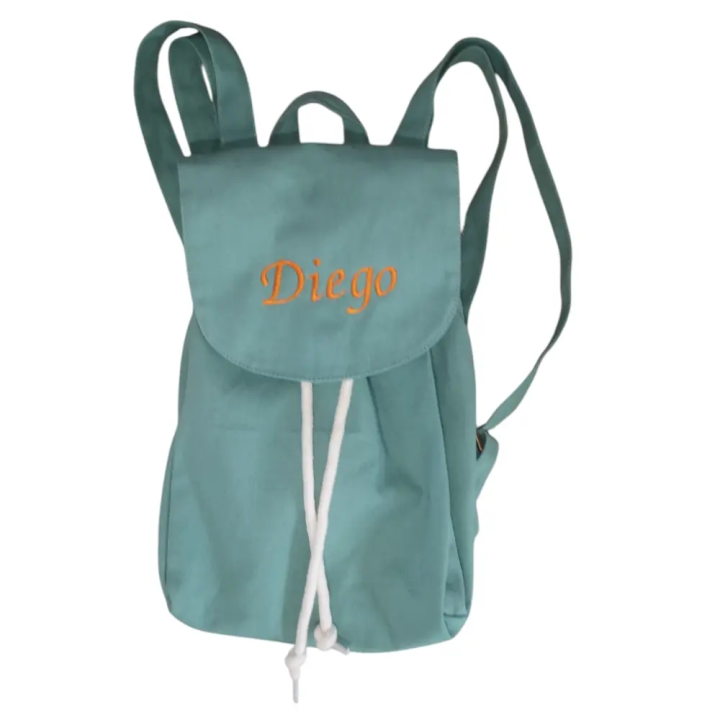 Mini sac à dos vert personnalisé avec un prénom brodé Diego