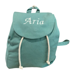 Mini sac à dos vert sage personnalisé avec prénom brodé Aria en fil blanc
