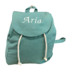 Mini sac à dos vert sage personnalisé avec prénom brodé Aria en fil blanc
